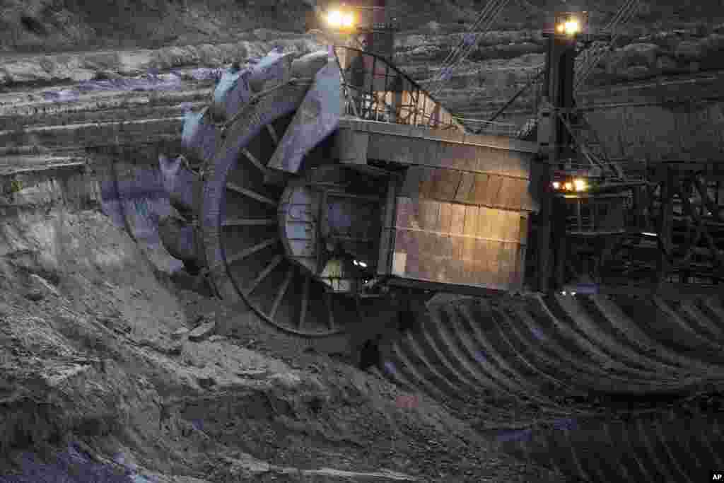 یک دستگاه حفاری معدن زغال سنگ در معدنی در هامبش آلمان. مذاکره بین دولت آلمان و شرکت های ذغال سنگ برای تعطیلی نیروگاه&zwnj;های زغال سنگی به درازا کشیده است.