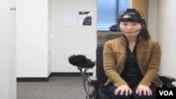Postojeće tehnologije već omogućavaju teškim invalidima da pogledom u strelice na kompjuteru usmeravaju kretanje kolica.