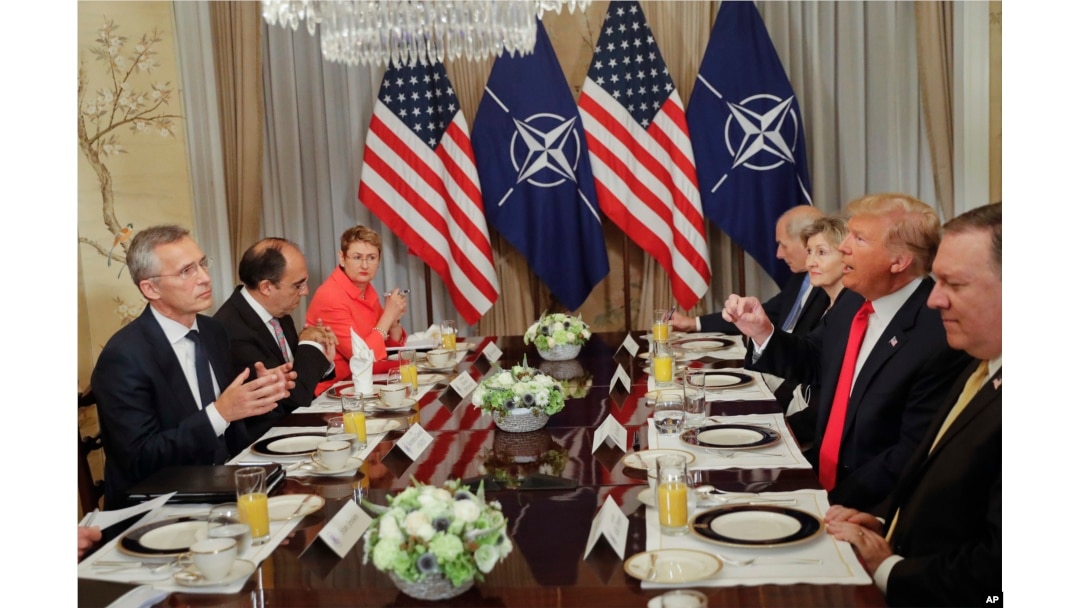 Presiden AS Donald Trump (kanan) dan Sekjen NATO Jens Stoltenberg dalam pertemuan bilateral di Brussel, Belgia, 11 Juli 2018.