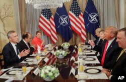 Presiden AS Donald Trump (kanan) dan Sekjen NATO Jens Stoltenberg dalam pertemuan bilateral di Brussel, Belgia, 11 Juli 2018.