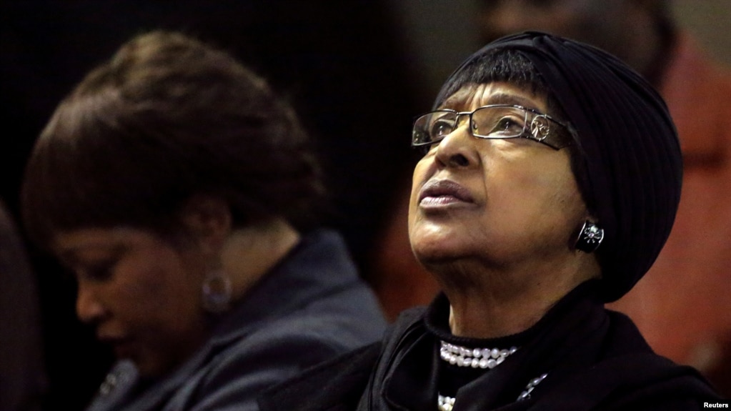 Winnie Madikizela-Mandela, l'ex-femme de Nelson Mandela, et sa fille Zindzi, à Johannesburg, le 5 juillet 2013.