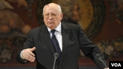 Mikhail Gorbachev (atas) pernah ditahan oleh sekelompok kecil komunis garis keras, yang menentang program reformasinya, pada 19 Agustus 1991.