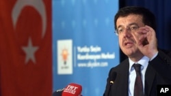 ທ່ານ ນີ​ແຮັດ ຊີ​ເບັກ​ຈີ (Nihat Zeybekci) ລັດຖະມົນ ຕີ​ກະຊວງ​ເສດຖະກິດ​ຂອງ​ເທີ​ກີ​ກ່າວ​ຄໍາໄສຢູ່​ໃນໂຮງແຮມແຫ່ງນຶ່ງໃນເມືອງ ໂຄໂລຍ (Cologne) ໃນປະເທດເຢຍລະມັນ.