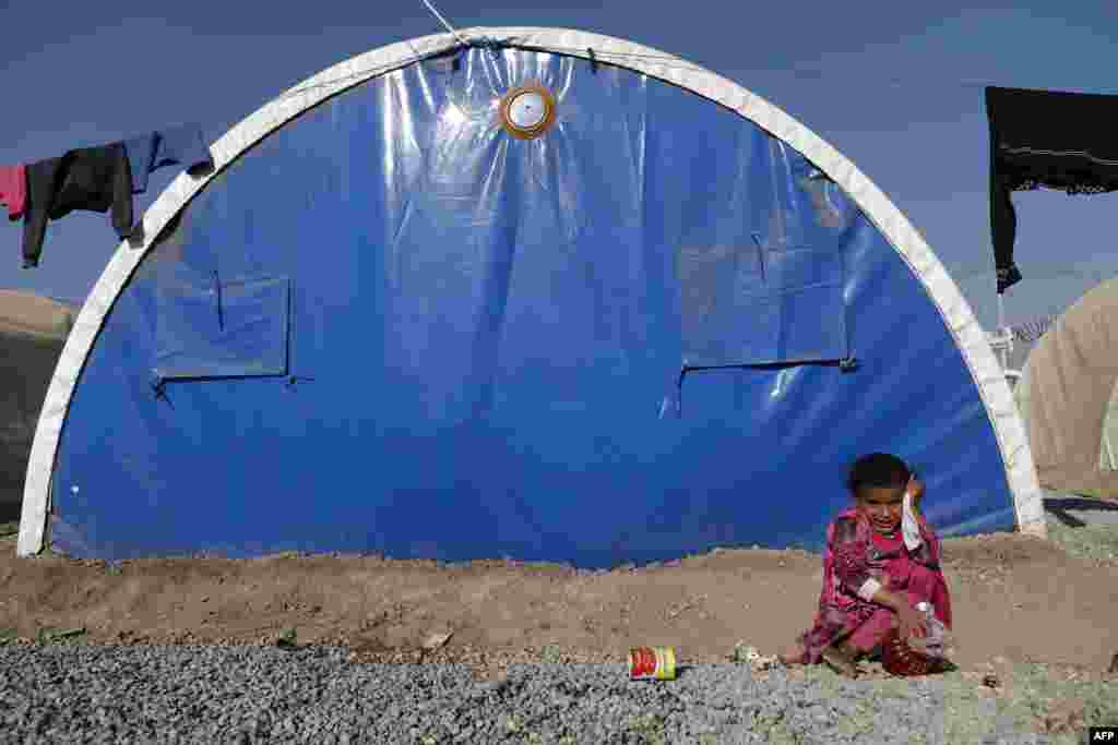 An Internally displaced Iraqi child, who fled the ongoing figthing between Islamic State (IS) group jihadists and government forces around Mosul.