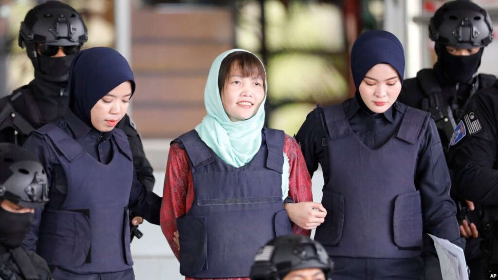 Đoàn Thị Hương (giữa) được đưa ra khỏi tòa thượng thẩm Shah Alam ở Kuala Lumpur ở Malaysia hôm 1/4. Bộ Ngoại giao Việt Nam nói đang làm các thủ tục để đưa Hương về nước.