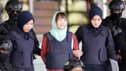 Cô Đoàn Thị Hương rời tòa hôm 1/4 sau khi được giảm án.
