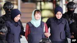 Đoàn Thị Hương bị cảnh sát giải ra khỏi một phiên tòa ở Kuala Lumpur, Malaysia, hôm 1/4. Nghi phạm người Việt có thể sẽ bị cấm quay trở lại Malaysia.
