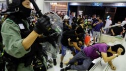 香港警察星期天（11月3）在大埔超级城内驱散示威者。路透社