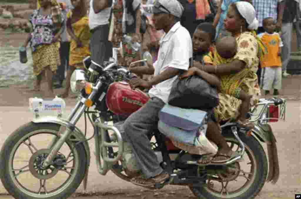 Familia moja ikihamisha mali zao kwa pikipiki kutoka nyumbani kwao huko Pugu Majohe.