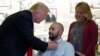 پرزیدنت ترامپ در حال اهدای نشان «مدال ارغوانی» به سرباز مجروج آمریکایی 