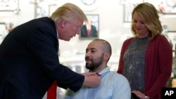 پرزیدنت ترامپ در حال اهدای نشان «مدال ارغوانی» به سرباز مجروج آمریکایی 