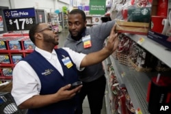 Seorang pegawai Walmart (kiri) sedang menjalani pelatihan di toko Walmart di North Bergen, New Jersey, 9 November 2017.