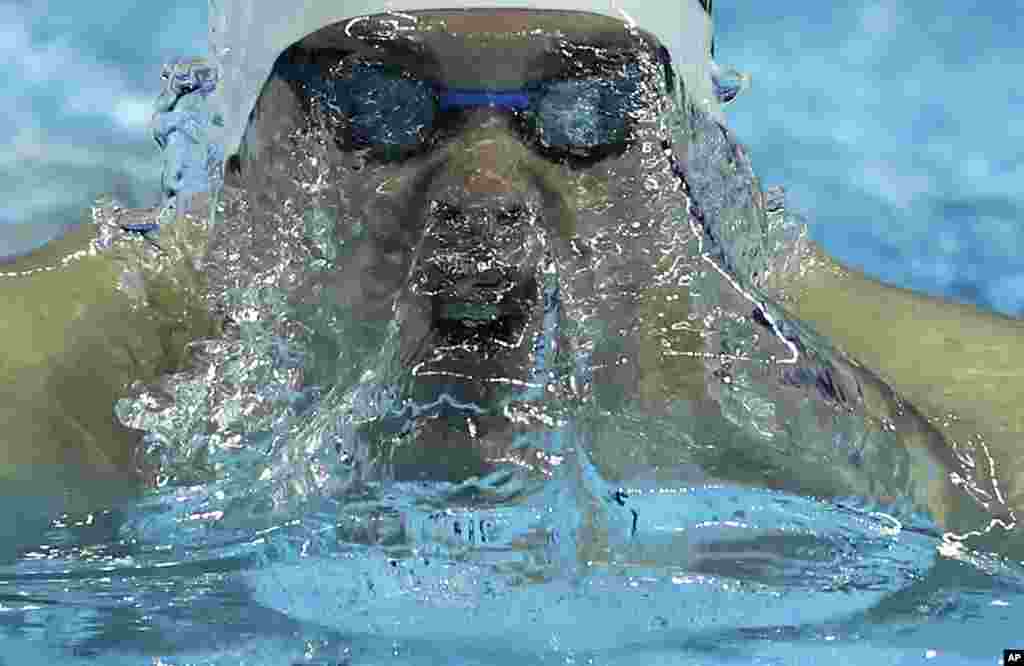 중국 항저우에서 열린 제14회 FINA 세계 수영 챔피언쉽 혼계영 200M 남자 개인전에서 미국의 군나르 벤츠가 수영하고 있다.