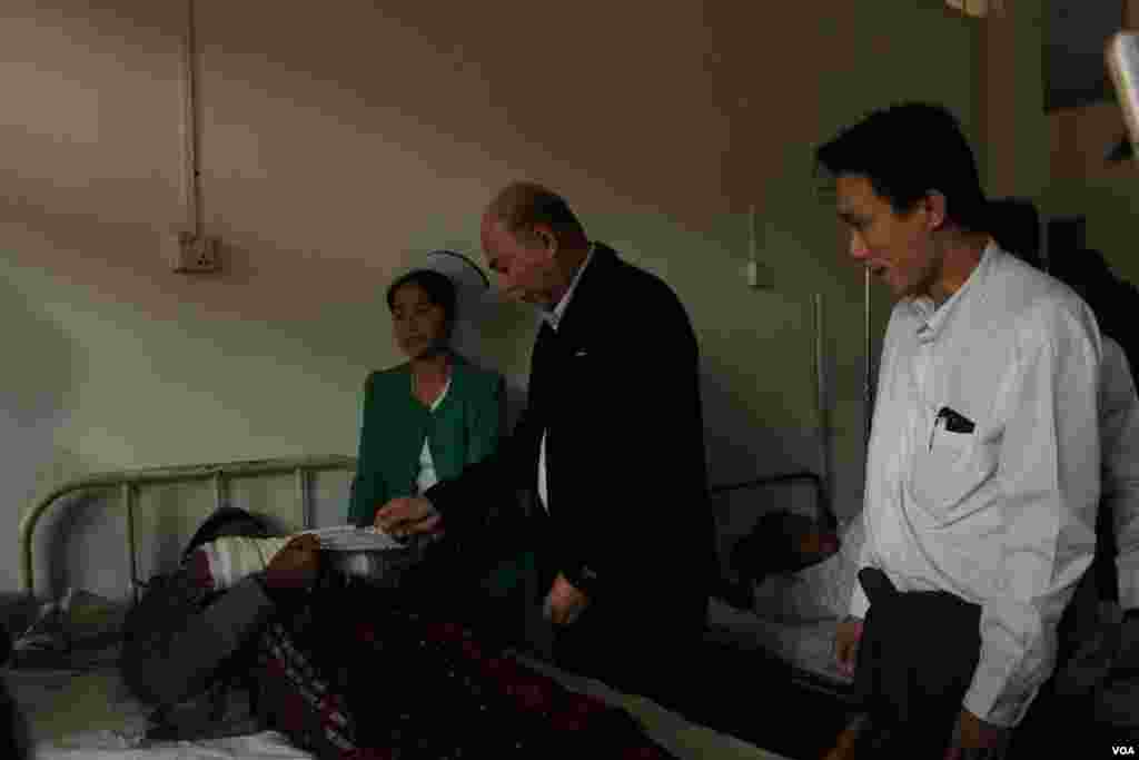 ေမာင္ေတာေဆးရံုတြင္ ကုသမႈခံယူေနသည့္ ဒဏ္ရာလူနာတဦးအား အားေပးစကားေျပာၿပီး ကူညီေငြ ေပးအပ္ေနသည့္ ႏုိင္ငံေတာ္အတိုင္ပင္ခံရံုး ဝန္ႀကီးဌာန ျပည္ေထာင္စု ဒုတိယဝန္ႀကီး ဦးခင္ေမာင္တင္