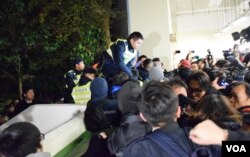 有學生阻止警員進入校園大樓的停車場執法。（美國之音湯惠芸攝）