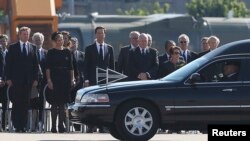 Raja Willem Alexander, Ratu Maxima dan PM Belanda Mark Rutte menyambut kedatangan jenazah pesawat Malaysia Airlines MH17 di bandara Eindhoven, Rabu (23/7). 