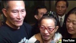 Cộng đồng người Việt trong đó có blogger Điếu Cày ra đón blogger Tạ Phong Tần tại phi trường Los Angeles.