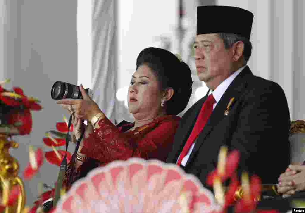 Presiden Susilo Bambang Yudhoyono (kanan), didampingi Ibu Ani Yudhoyono menghadiri upacara Hari Kemerdekaan RI ke-67 di Istana Presiden di Jakarta. Salah satu hobi Ibu Ani adalah fotografi. (Foto: Enny Nuraheni/Reuters)