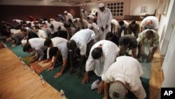 Shalat tarawih yang diorganisir All Dulles Area Muslim Center ini diadakan di sinagoga Northern Virginia Hebrew Congregation di Ashburn, Reston, negara bagian Virginia (foto: dok). 