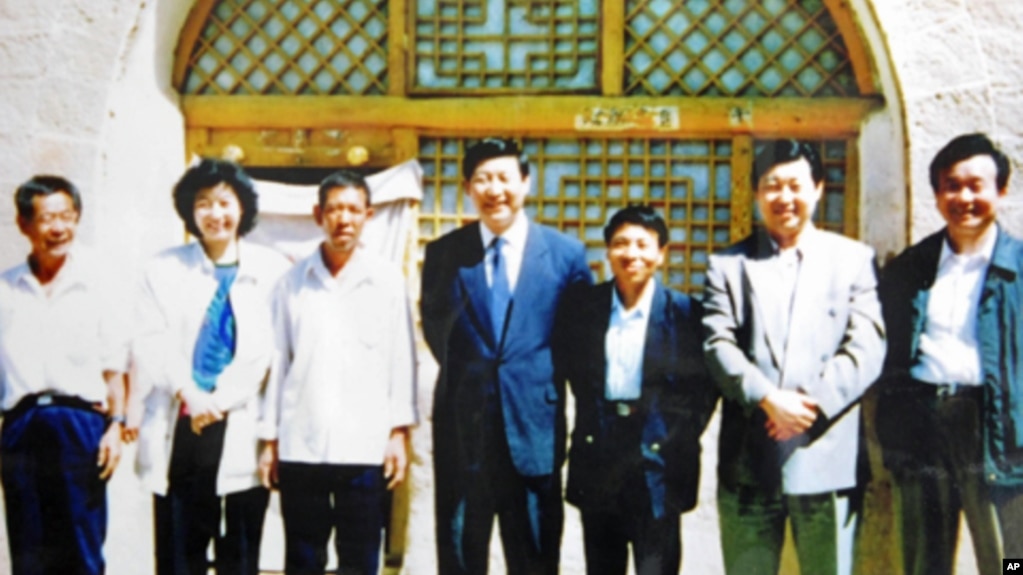 习近平1992年和姐姐、弟弟回梁家河村时的留影