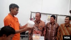 Menristek dan Dikti Mohamad Nasir (tengah) mendengarkan penjelasan dari Entomolog Warsito Tantowijoyo PhD di laboratorium EDP UGM mengenai penetasan telur nyamuk Aedes Aigypti ber-Wolbachia, Selasa 26/4 (VOA/Munarsih).