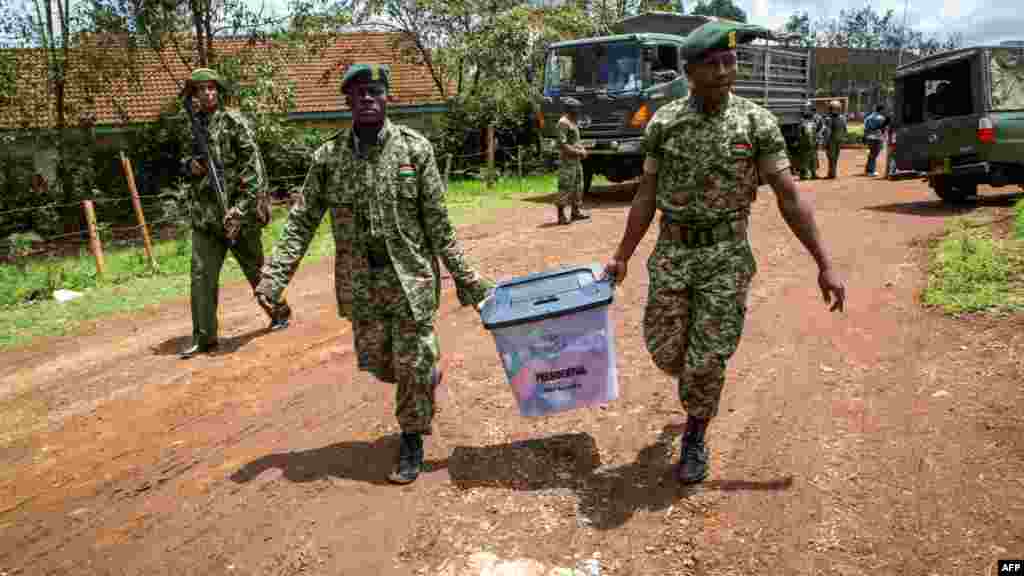 Des policiers kenyans transportent des urnes à l&#39;école primaire olympique après que des habitants de Kibera aient tenté de bloquer le vote tôt le matin&nbsp; à Nairobi, le 26 octobre 2017.