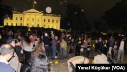 Orang-orang berkumpul di depan Gedung Putih di Washington DC (14/5/2014) untuk mengenang para korban musibah tambang di Turki yang menewaskan lebih dari 280 orang. 