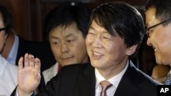 Ahn Cheol-soo, the founder of Seoul-based antivirus maker AhnLab, waves as he arrives for a press conference in Seoul, South Korea, Sept. 19, 2012.