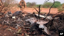 Militer Perancis mengamankan lokasi jatuhnya pesawat Air Algerie AH5017 di Mali, Jumat (25/7).