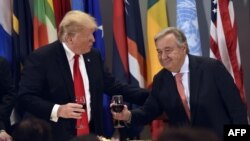 Prezidan Donald Trump avèk Sekretè Jeneral l'ONU an, Antonio Guterres (adwat), nan katye jeneral òganizasyon an nan New York, madi 25 septanm 2018.