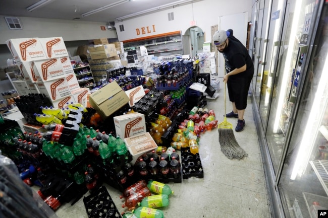 Victor Abdullatif limpia el mercado Eastridge, la tienda de su familia, el sábado 6 de julio de 2019, en Ridgecrest, California.