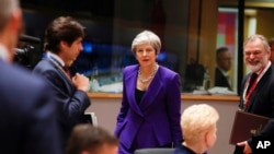 La Première ministre britannique Theresa May, au centre, lors d'un sommet de l'UE à Bruxelles, le 18 octobre 2018.