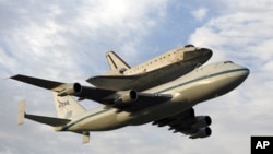 미 플로리다주 케네디 우주센터에서 개조된 747제트기에 얹혀 캘리포니아 주의 과학센터로 옮겨지고 있는 우주왕복선 엔데버호.