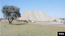 In the dusty town of Klerksdorp, where mining is the main activity, locals say the Gupta-owned Shiva Uranium Mine underpaid and mistreated some 700 workers. (A. Powell/VOA)