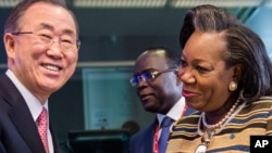 La présidente Catherine Samba-Panza (à dr.) et Ban Ki-moon (à g.), qui a fait adopter la résolution approuvant l'opération de maintien de la paix onusienne 