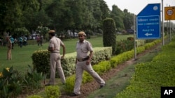 Indian policemen secure the area outside the Pakistan High Commission as Kashmiri separatist leaders arrive for talks with the Pakistani high commissioner in New Delhi, India, Aug. 19, 2014. 