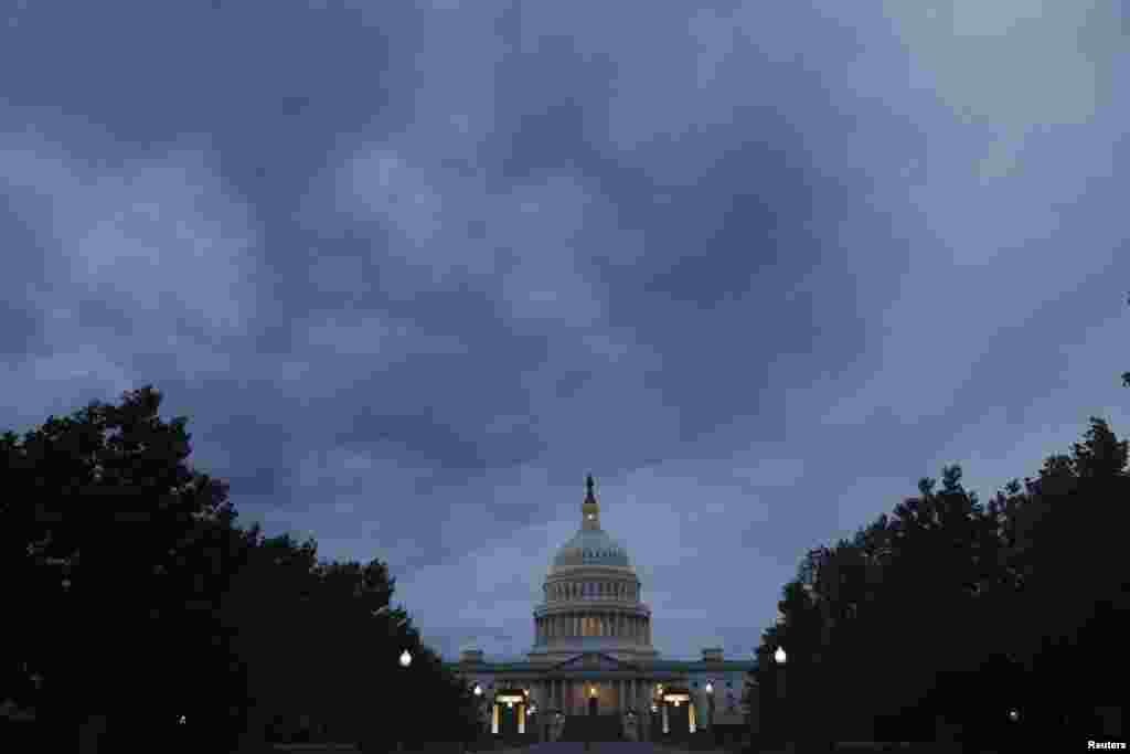  نمایی از ساختمان کنگره در زیر آسمان ابری واشنگتن پایتخت آمریکا