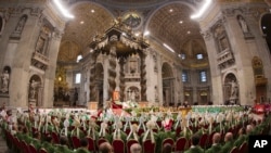 Các hồng y và giám mục trong lễ khai mạc cuộc họp Thượng hội đồng Giám mục ở Vatican năm 2015.