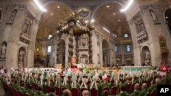 Obispos y cardenales durante la misa de apertura del Sínodo de Obispos en la Basílica de San Pedro, en el Vaticano.