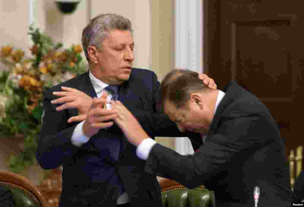 Opposition Party leader Yuriy Boyko (L) and leader of Radical Party Oleh Lyashko scuffle during a meeting of parliament faction leaders in Kyiv, Ukraine.