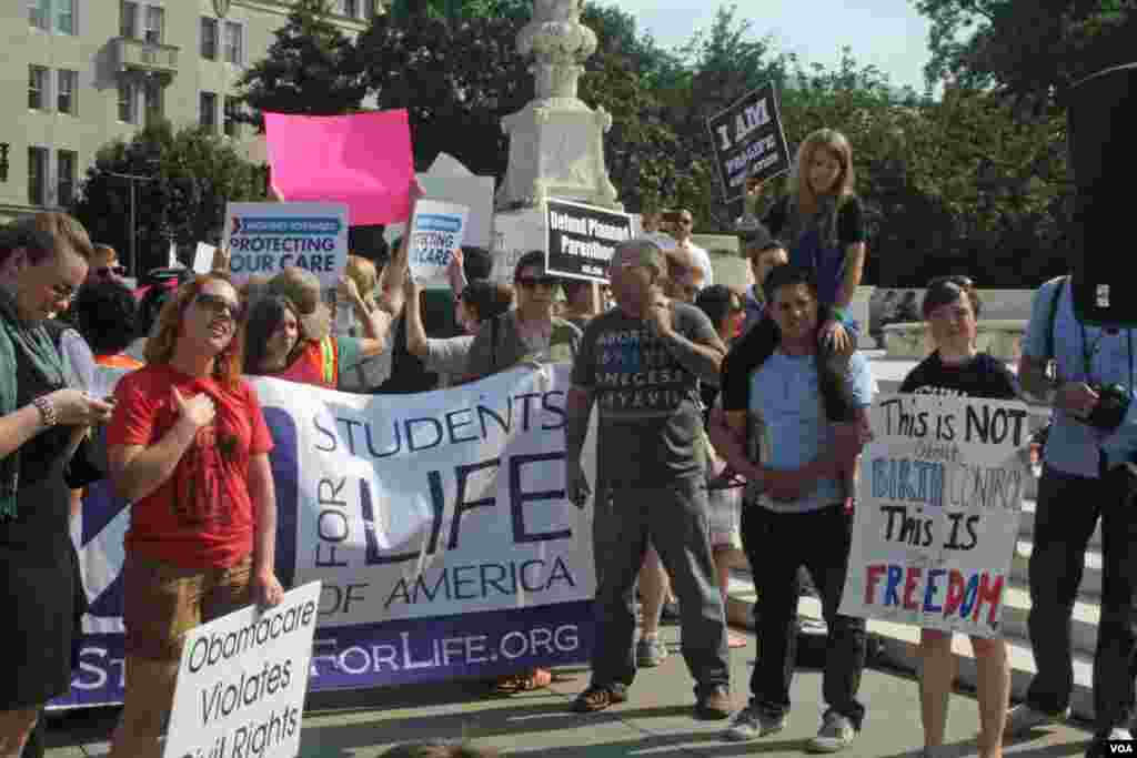 La concentraci&oacute;n estaba repleta de manifestantes y organizaciones de todas las edades y sectores. En la imagen, una asociaci&oacute;n de estudiantes pro-vida.