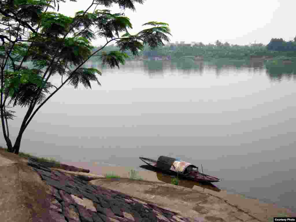 A lonely scene on the Huong River in Hue, Vietnam (Photo by B&ugrave;i Thụy Đ&agrave;o Nguy&ecirc;n/Vietnam/VOA reader)