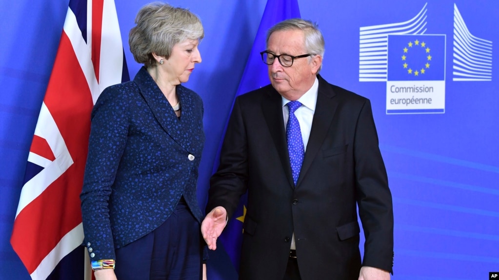 Jean-Claude Juncker, a la derecha, se prepara para dar la mano a la primera ministra britÃ¡nica, Theresa May, antes de su reuniÃ³n en la sede de la ComisiÃ³n Europea en Bruselas, BÃ©lgica. Foto de archivo.