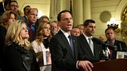 Tổng chưởng lý Pennsylvania Josh Shapiro phát biểu tại cuộc họp báo ở tòa nhà Quốc hội bang về cáo buộc các linh mục ấu dâm
