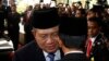 Indonesia's President Susilo Bambang Yudhoyono, left, speaks with president-elect Joko Widodo after a ceremony inaugurating a new parliament, Jakarta, Oct. 1, 2014.