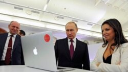ვლადიმირ პუტინი და RT-ის, იგივე Russia Today-ის მთავარი რედაქტორი, მარგარიტა სიმონიანი ქსელის 10 წლის საიუბილეო გამოფენაზე.