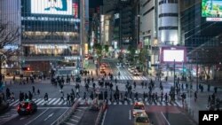 ဂျပန်နိုင်ငံ တိုဂျိုမြို့က လူကူးမျဉ်းကြားတခုမှာ တွေ့ရတဲ့ လမ်းဖြတ်ကူးသူတချို့။ (ဇန်နဝါရီ ၀၈၊ ၂၀၂၁)