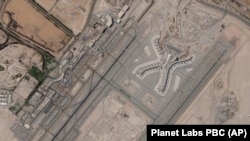 Bandara Internasional Abu Dhabi pada 8 Desember 2021. Serangan pesawat tak berawak yang diduga dilakukan oleh pemberontak Houthi Yaman menewaskan tiga orang dan memicu kebakaran terpisah di bandara internasional Abu Dhabi. (Foto: via AP)