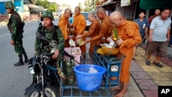 ထိုင်းနိုင်ငံတောင်ပိုင်းတွင် ဗုဒ္ဓဘာသာဝင် ဘုန်းတော်ကြီးများ စစ်သား အစောင့်အရှောက်နှင့် ဆွမ်းခံထွက်နေစဉ်။