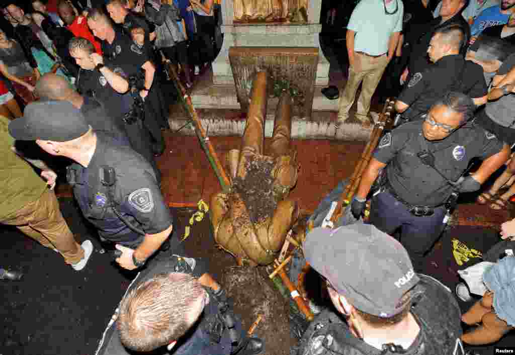 University of North Carolina police surround the toppled statue of a Confederate soldier nicknamed Silent Sam on the school&#39;s campus after a demonstration for its removal in Chapel Hill, North Carolina, Aug. 20, 2018.